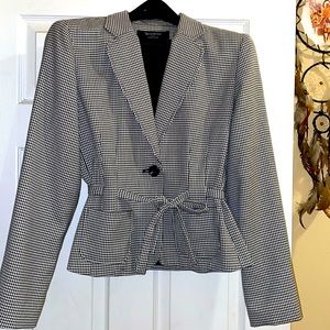 Houndstooth Blazer w/ pockets & button with tie waist. Great condition like new